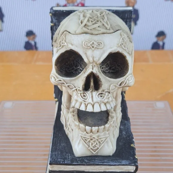 Bellaa decorative skulls small storage Celtic knot design resin bookends - Picture 5 of 8